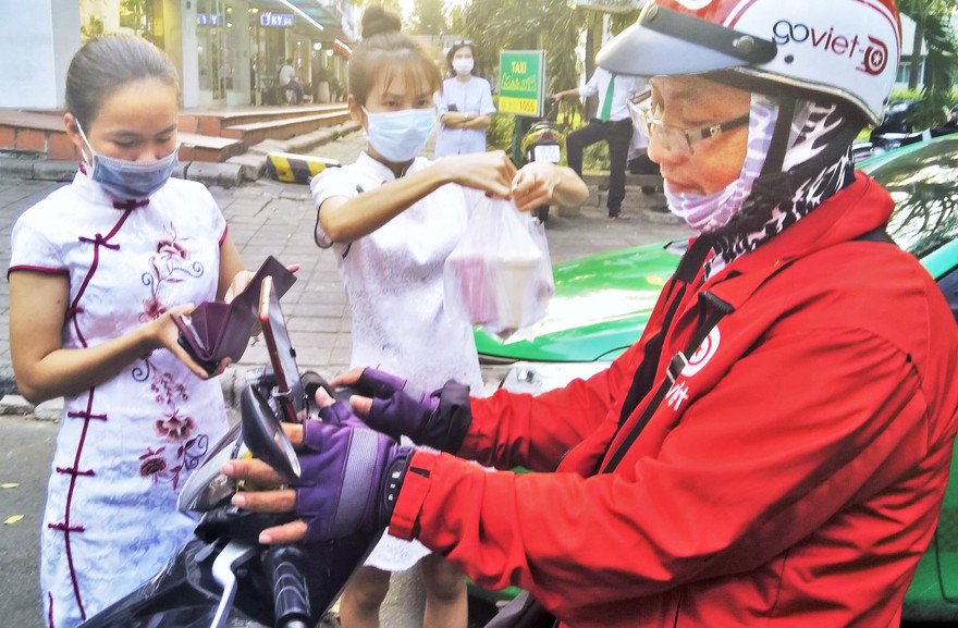 Giao đồ uống thời dịch cúm Covid-19