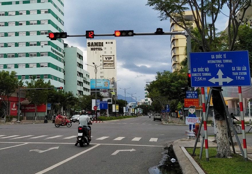 Đường phố Đà Nẵng rất vắng do COVID-19, song dân vẫn tuân thủ tín hiệu đèn giao thông ảnh: PV