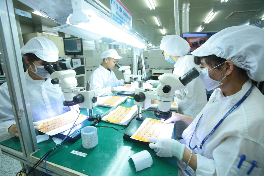 Công nhân một nhà máy ở phía Bắc sản xuất linh kiện điện tử. Ảnh: Như Ý