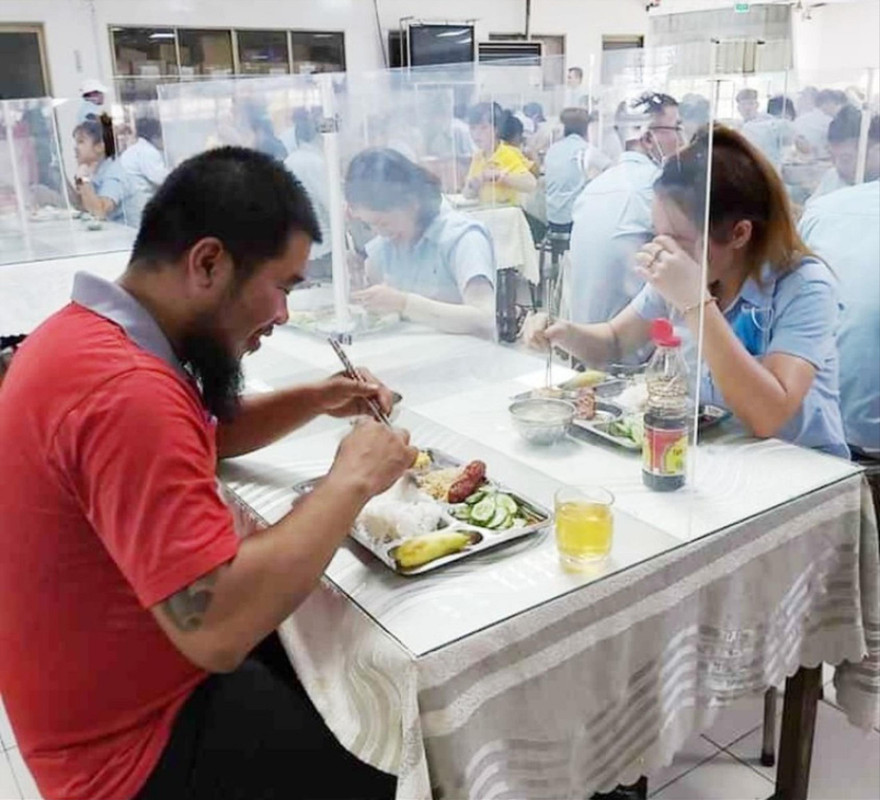 Bàn ăn của công nhân có vách ngăn 