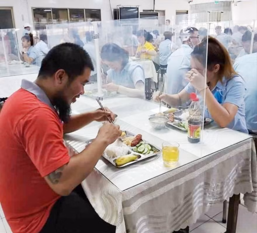 Bàn ăn của công nhân có vách ngăn 