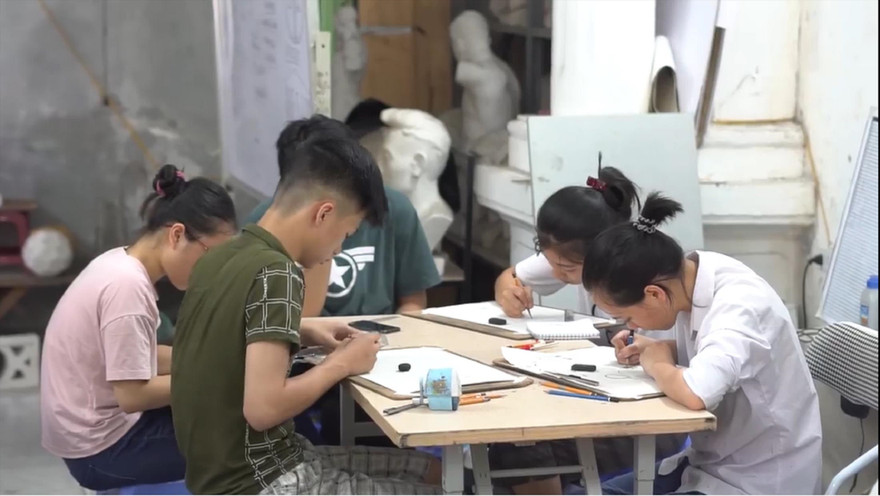 Thí sinh tìm đến các trung tâm để luyện trước khi tham gia xét tuyển vào những ngành yêu cầu năng khiếu hội họa, kiến trúc 