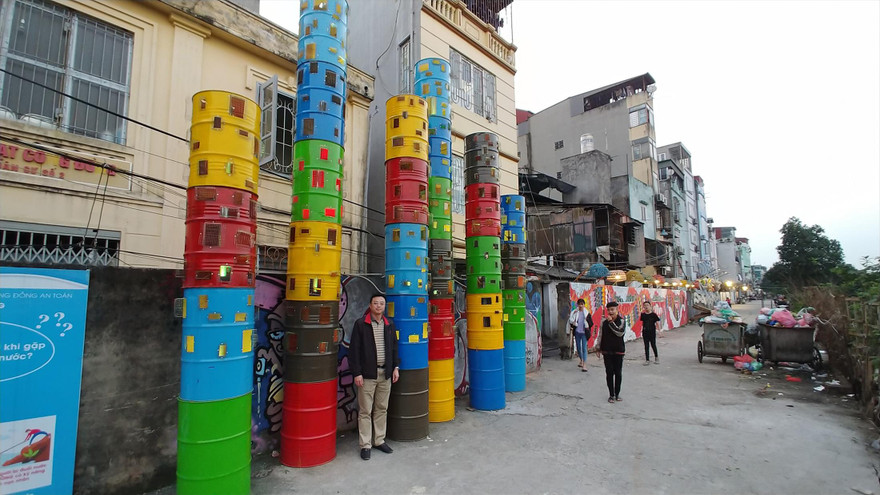 Du khách chụp lưu niệm với Thành phố ven sông của Nguyễn Ngọc Lâm ảnh: Nguyễn Thế Sơn 