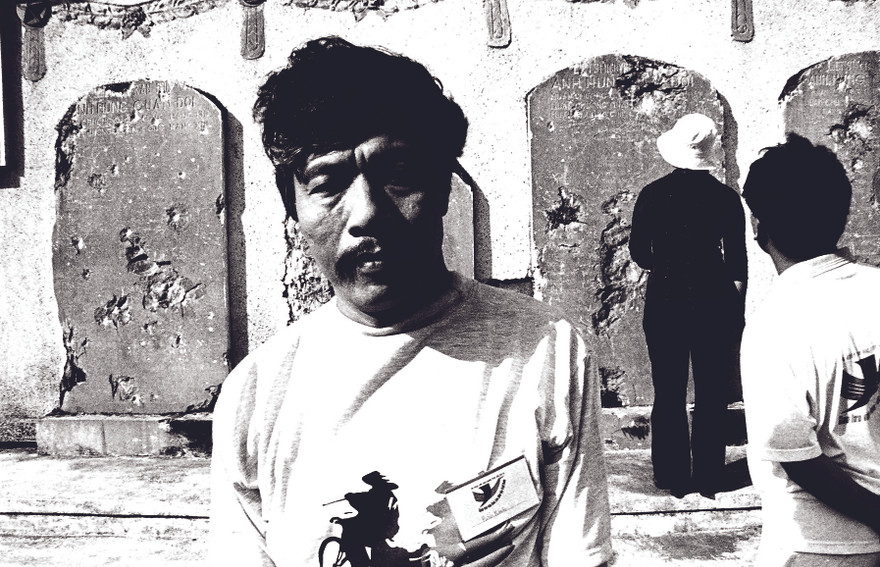 Tác giả “Nỗi buồn chiến tranh” tại Nghĩa trang Trường Sơn năm 2003. Ảnh: NGUYỄN ÐÌNH TOÁN 