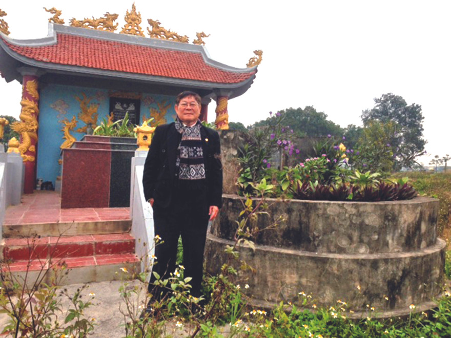 Tác giả trước ngôi mộ cụ bà, vợ Lê Tư Tề 