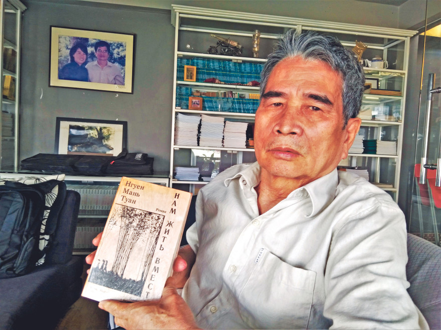 Nhà văn Nguyễn Mạnh Tuấn với một tác phẩm được dịch sang tiếng Nga. Ảnh:Trần Nguyễn Anh 