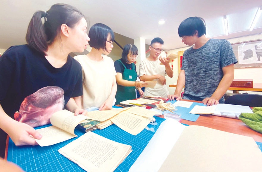 Vợ chồng bác sĩ giấy (thứ 2-3 từ phải sang) cùng học trò ở Hán Nôm Ðường 