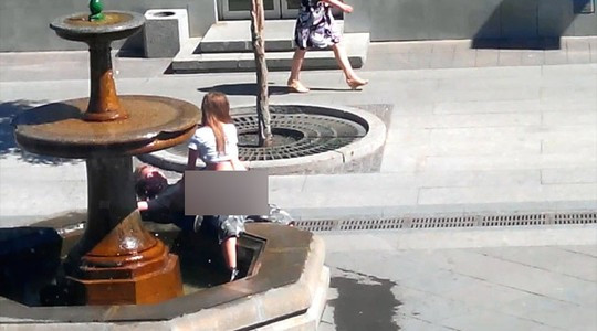 Cặp đôi “quan hệ” bên đài phun nước mặc người qua lại