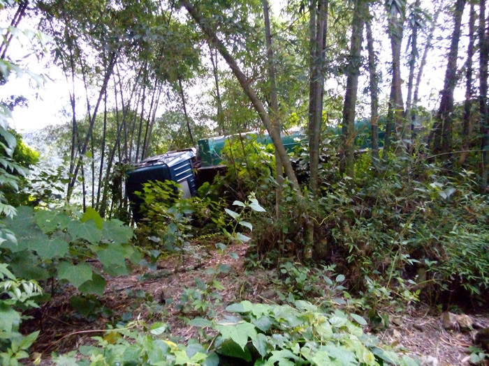 Xe chở xăng dầu lao xuống vực, 2 người bị thương