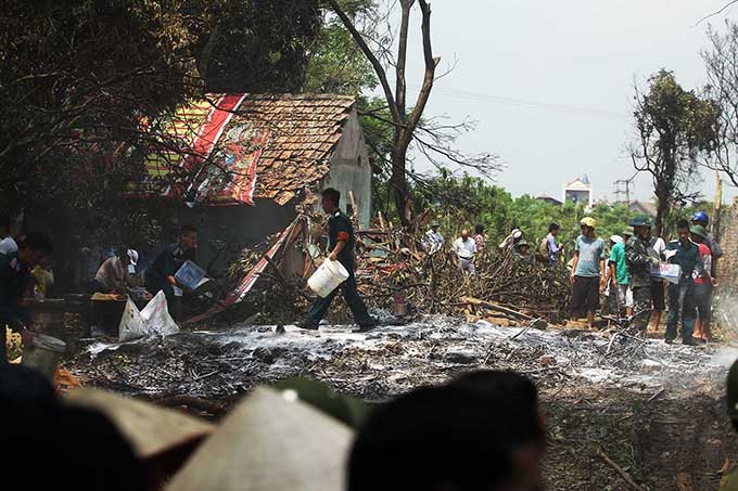 Lực đâm quá mạnh khiến chiếc máy bay bị bốc cháy, hiện trường chỉ còn lại một khoảng tro tàn - Ảnh: Tuổi Trẻ