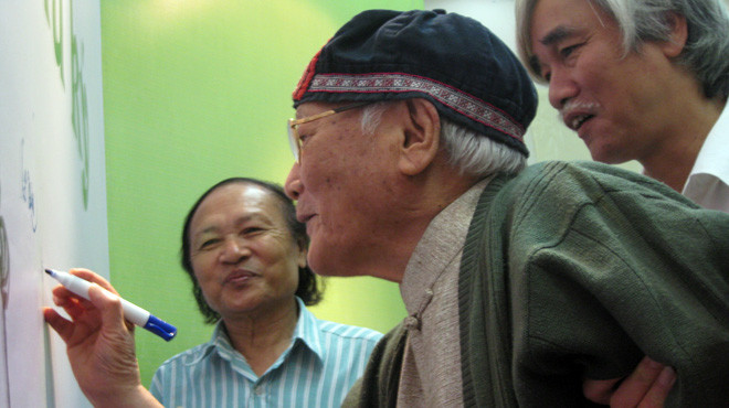 Nhà văn Tô Hoài ký tặng tại lễ kỷ niệm Dế Mèn phiêu lưu ký tròn 70 tuổi - Ảnh: Tuổi Trẻ