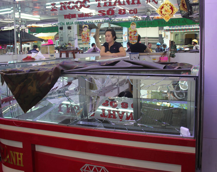 Tủ kính trưng bày vàng bị đập bể