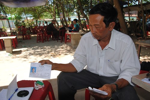 Ông Nguyễn Văn Minh sau buổi thi môn Hóa.