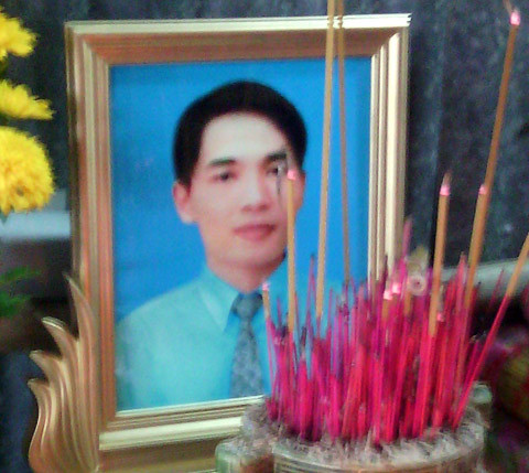 Di ảnh của anh Nguyễn Phú An trước bàn thờ lập vội.