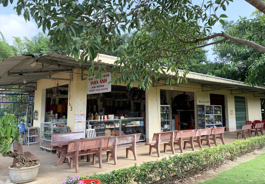 Dãy nhà xây không phép trong KDL thác Voi 