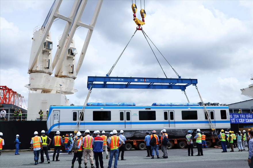Các toa tàu metro về đến TPHCM sáng 8/10 
