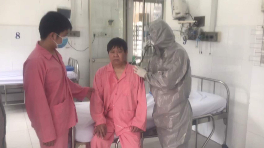 Sau khi điều trị thành công một trường hợp không còn dương tính với virus corona, hiện Bệnh viện Chợ Rẫy (TP Hồ Chí Minh) đang tiếp tục điều trị tích cực cho bệnh nhân còn lại. Ảnh: TTXVN
