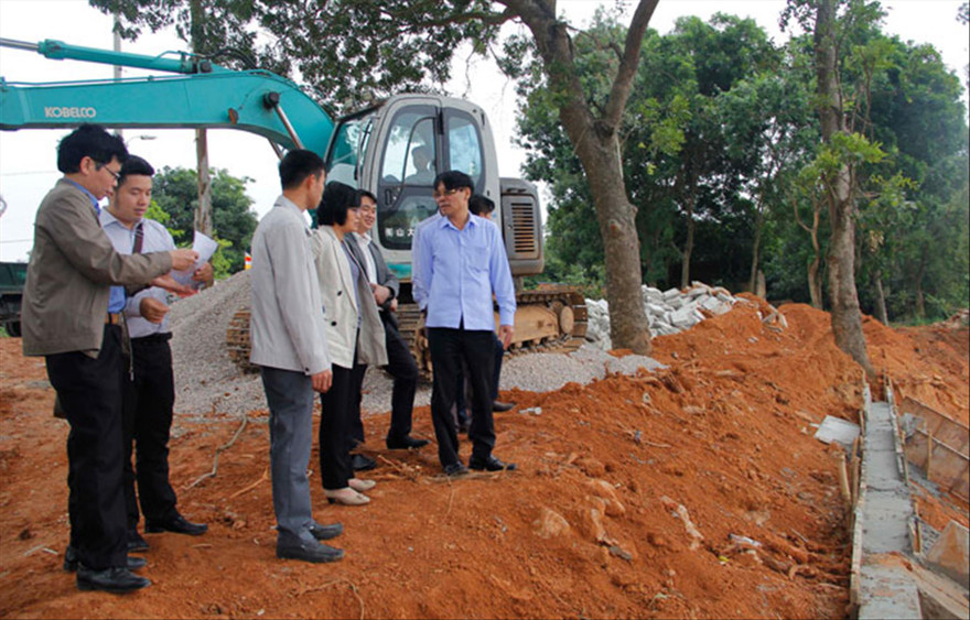 Ðại diện Ban Kinh tế - Ngân sách (HÐND thành phố Hà Nội) khảo sát thực tế công trình xử lý cấp bách chống sạt lở đê tả sông Cà Lồ ở xã Xuân Thu, huyện Sóc Sơn Ảnh: PV 