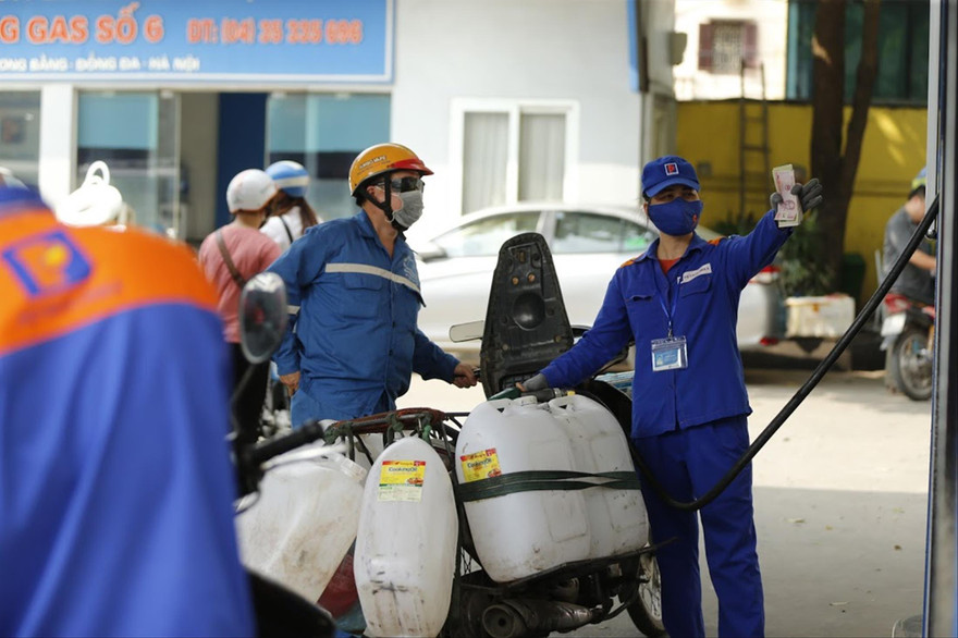 Bộ Công Thương cho hay đã yêu cầu xử lý các cửa hàng xăng dầu găm hàng chờ giá lên để trục lợi. Ảnh: Như Ý