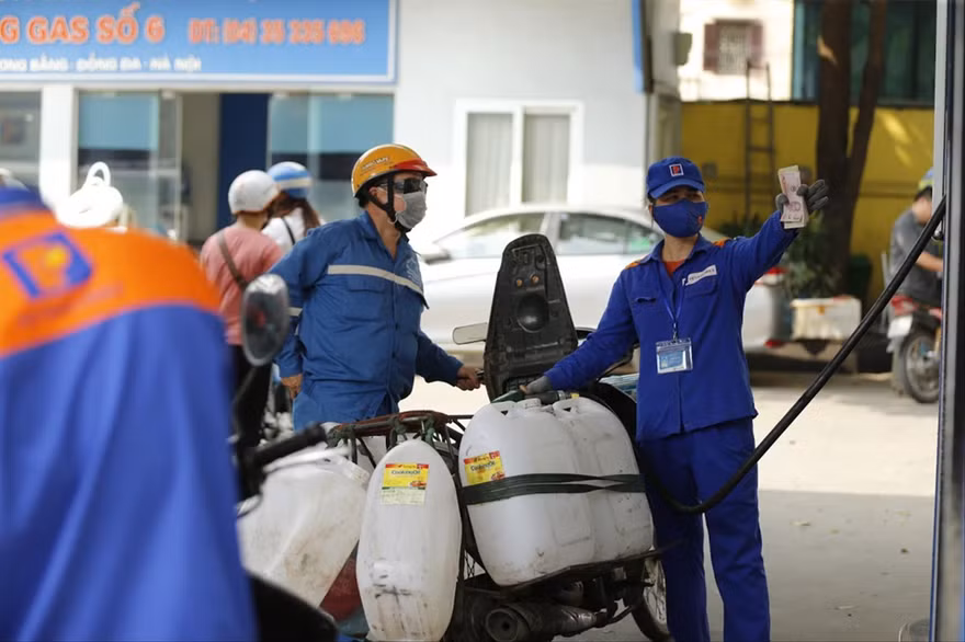 Bộ Công Thương cho hay đã yêu cầu xử lý các cửa hàng xăng dầu găm hàng chờ giá lên để trục lợi. Ảnh: Như Ý