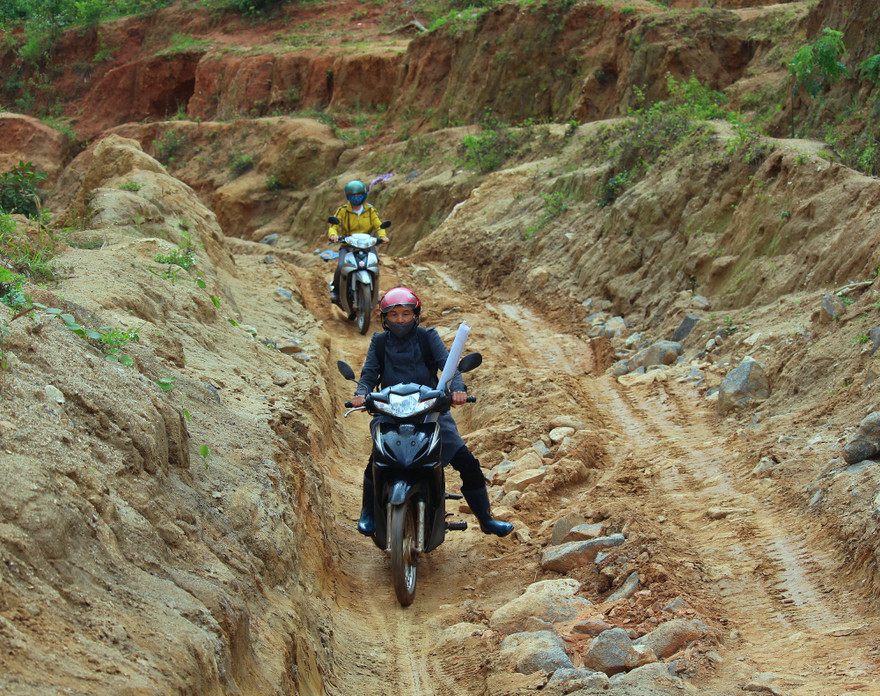 Ðường đến điểm trường làng Ðê Kôn 