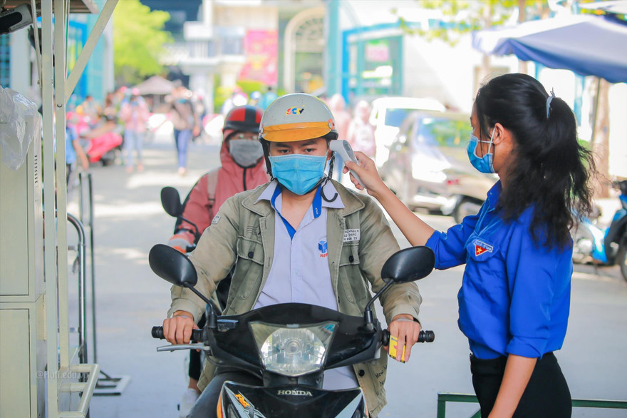 Yêu cầu người dân không chủ quan, lơ là trước nguy cơ lây lan của dịch COVID-19 Ảnh: Nguyễn Dũng