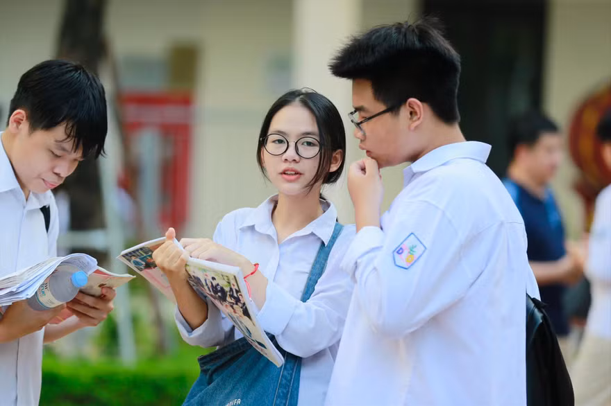 Thí sinh cười vui hào hứng vì đề thi năm nay khá dễ ảnh: Như Ý 