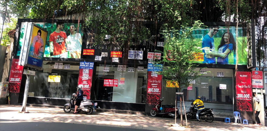 Biển cho thuê nhà, rao vặt ngày càng nhiều trên đường Hai Bà Trưng, Q.1, TPHCM (ảnh chụp ngày 21/8) Ảnh: U.P