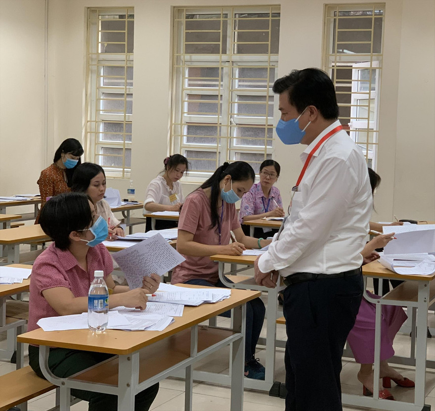 Thứ trưởng GD&ÐT Nguyễn Hữu Ðộ kiểm tra công tác chấm thi tại Quảng Ninh Ảnh: Nghiêm Huê 