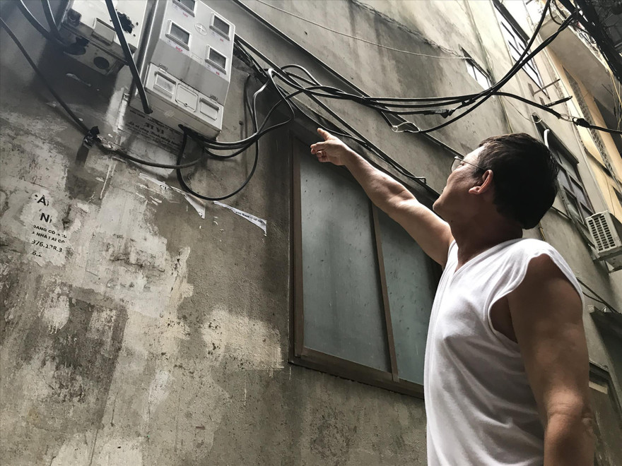 Ông Nguyễn Ðắc Hà, ở nhà số 5, ngõ 265 Nguyễn Trãi (Thanh Xuân Trung, Thanh Xuân, Hà Nội) giật mình khi hóa đơn tiền điện tăng gấp đôi trong tháng 6 Ảnh: Bình Phương