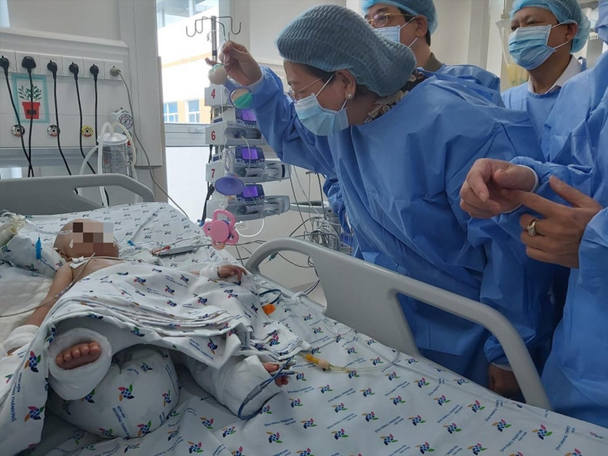  Song Nhi nhoẻn cười khi Phó Chủ tịch nước Ðặng Thị Ngọc Thịnh đến thăm Ảnh: U.P