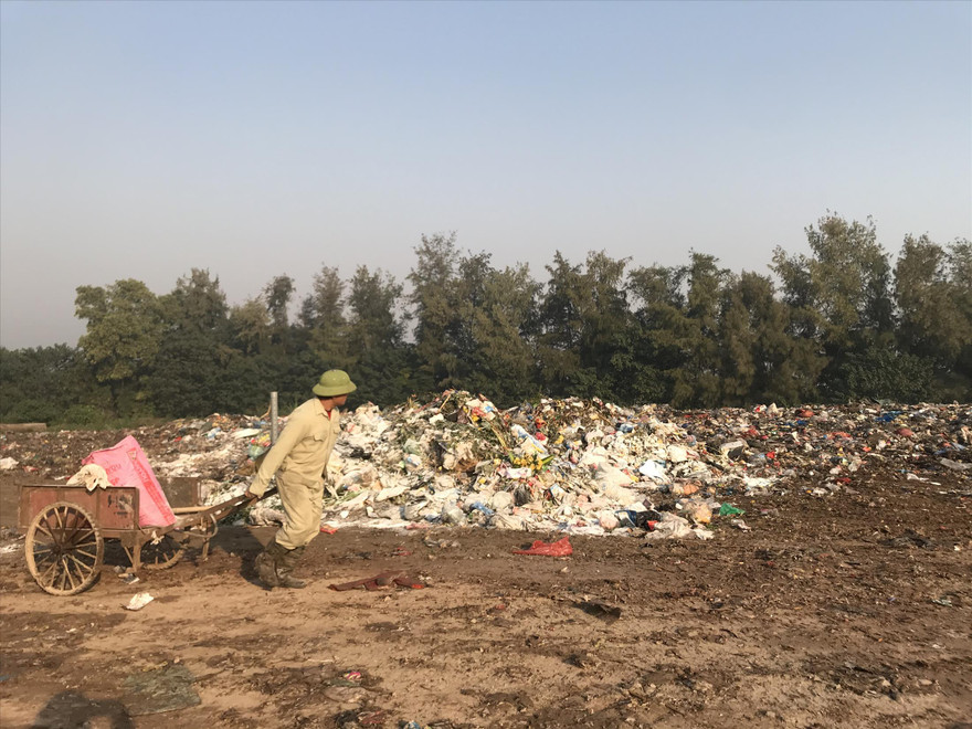 Tỷ lệ chôn lấp quá cao gây nhiều vấn đề bức xúc. Trong ảnh là bãi chôn lấp rác thải của thành phố Hưng Yên, tỉnh Hưng Yên. Ảnh: Nguyễn Hoài