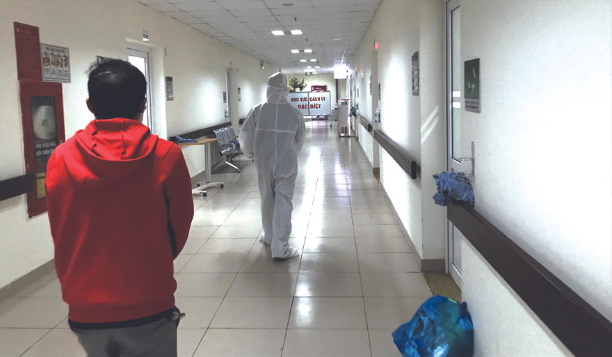 Đưa bệnh nhân nghi nhiễm đến khu vực cách ly tại BV Bệnh Nhiệt đới T.Ư Ảnh: Th.Hà