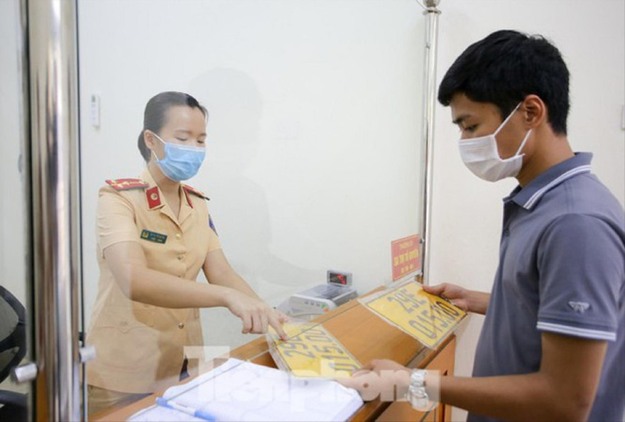 Người dân nhận biển số xe tại Hà Nội 