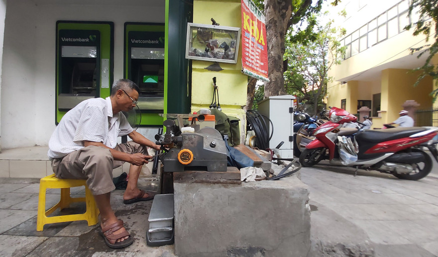 Ông Nguyễn Ðăng Sinh cắt chìa khóa cho khách 