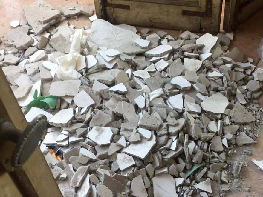 Năm 2018, vữa trần phòng học Trường THPT Trần Nhân Tông (Hà Nội) rơi trúng học sinh khiến 3 em phải nhập viện 