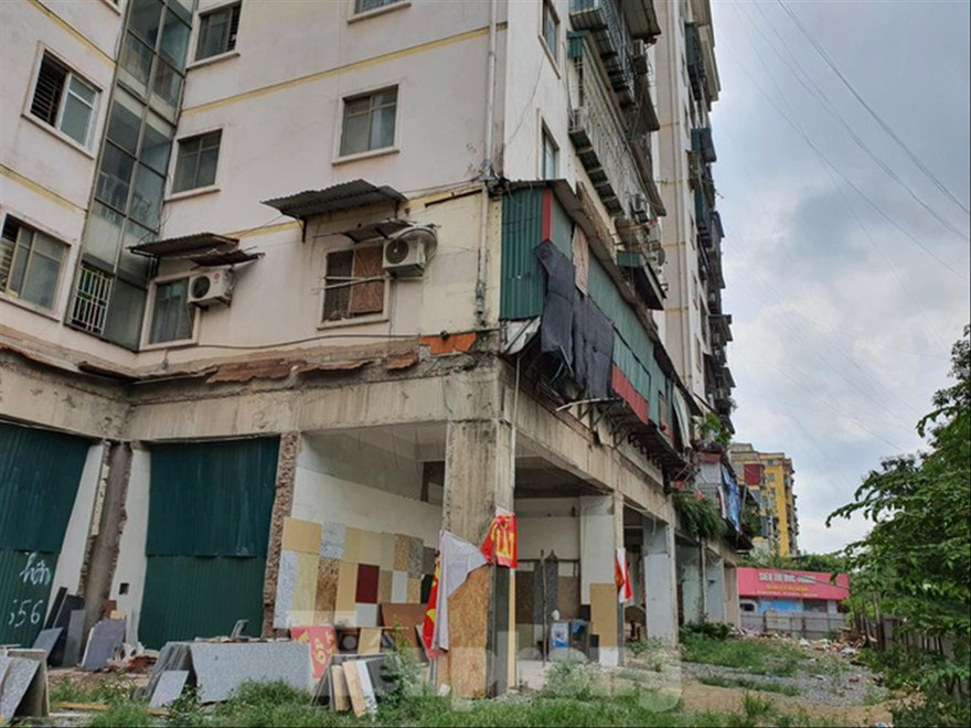 Nhà A1 Khu TÐC Ðền Lừ (quận Hoàng Mai), tầng 1 phải quây rào để tránh nguy hiểm nhiều năm nay