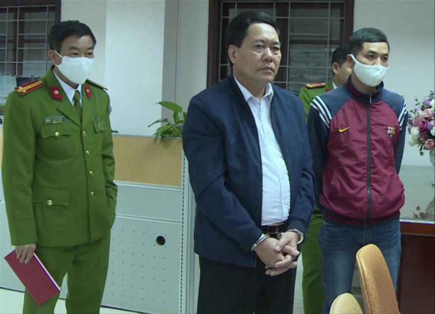 Nguyễn Ngọc Ðính (giữa) bị công an bắt ngày 19/3 