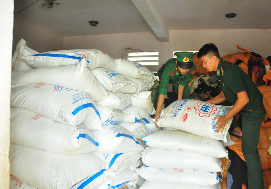 Biên phòng tỉnh An Giang phát hiện, thu giữ đường nhập lậu ẢNH: HÒA HỘI 