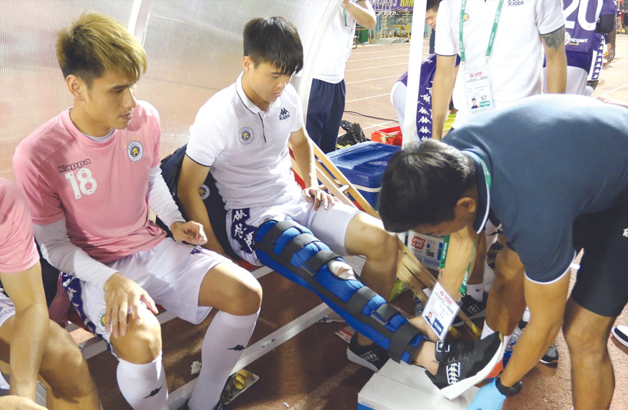 Duy Mạnh được bác sỹ CLB Hà Nội cố định gối ngay sau chấn thương Ảnh: NHƯ Ý