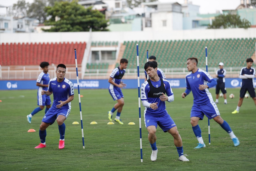 Công Phượng và các đồng đội tập luyện trước trận đấu Ảnh: Mạnh Thắng 