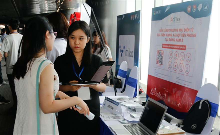  Sinh viên trưng bày sản phẩm khởi nghiệp tại cuộc thi Khởi nghiệp cùng Kawai do CLB Nhà Doanh nghiệp Tương lai, ĐH Ngoại thương tổ chức Ảnh: PV