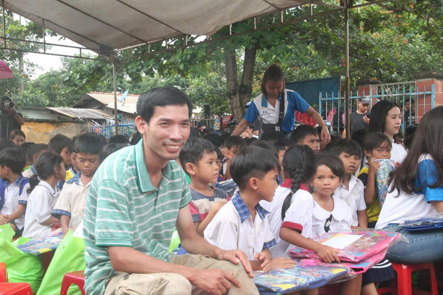 Anh Tú Anh và học sinh bản xa. Ảnh: H.C 