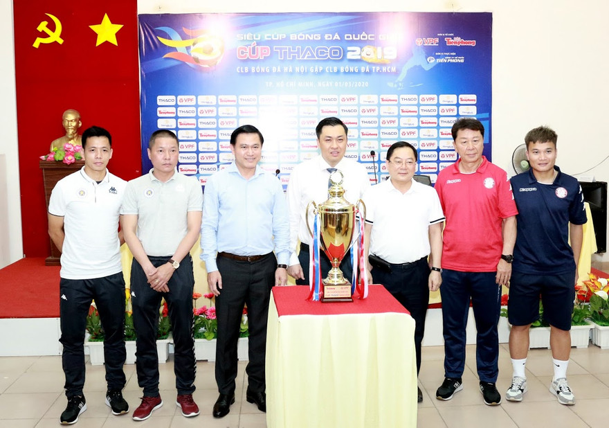 HLV, đội trưởng hai đội chụp ảnh lưu niệm với đại diện Ban tổ chức Ảnh: Như Ý