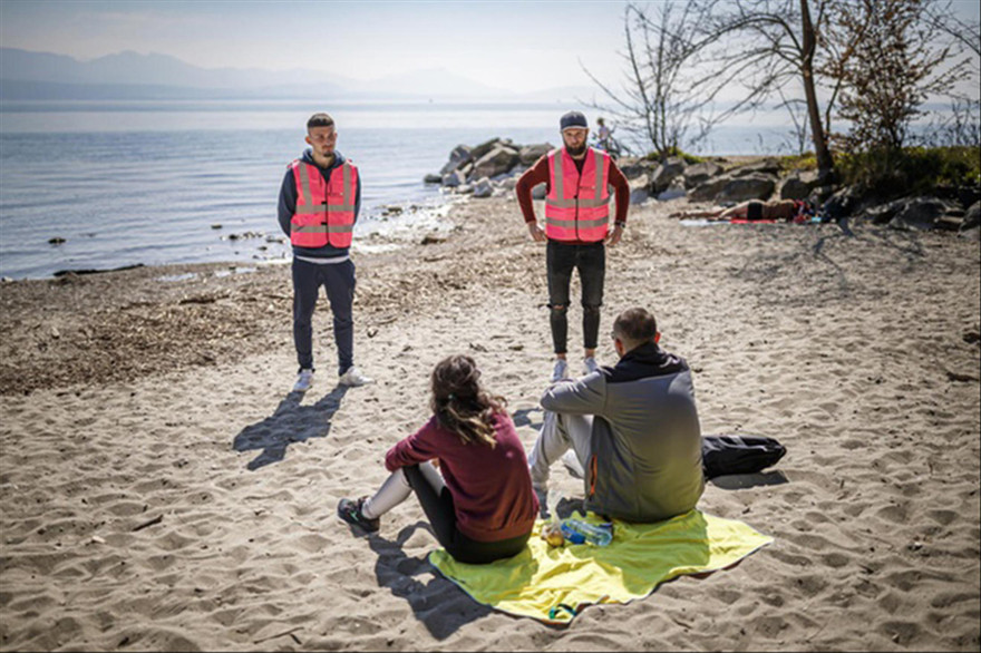 Chính phủ Thụy Sĩ yêu cầu người dân thực thi quy định giãn cách xã hội trong kỳ nghỉ Phục sinh. Hình ảnh vẫn cho thấy sự vắng bóng của khẩu trang Ảnh: Keystone/Valentin Flauraud