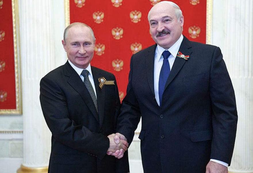 Tổng thống Nga Vladimir Putin đón Tổng thống Belarus Alexander Lukashenko đến Mátxcơva hồi tháng 6. Ảnh: Reuters