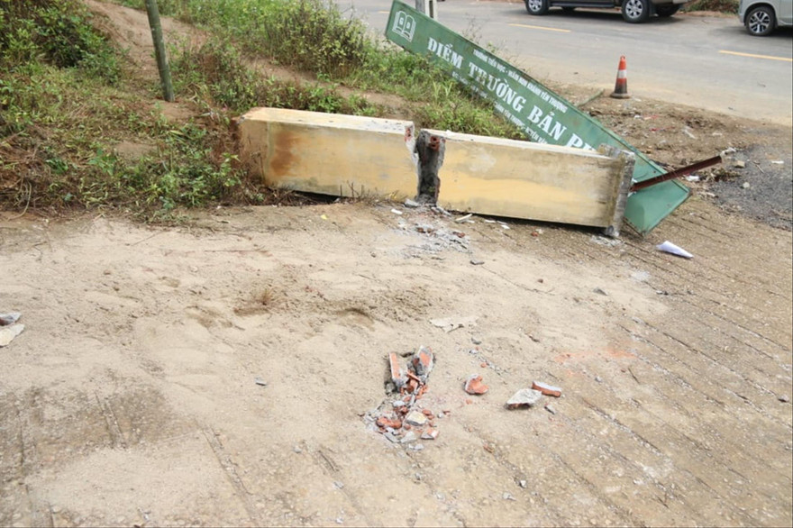 Trụ cổng trường ở Lào Cai đổ sập, 6 học sinh thương vong 