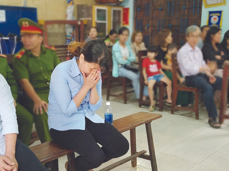 Chủ cơ sở trông giữ trẻ Mẹ Mười - Đinh Thị Hồng ra tòa vì bạo hành trẻ em, suốt phiên xử liên tục khóc và chắp tay xin lỗi vì đã đẩy gia đình vào cảnh khốn cùng Ảnh: Giang Thanh