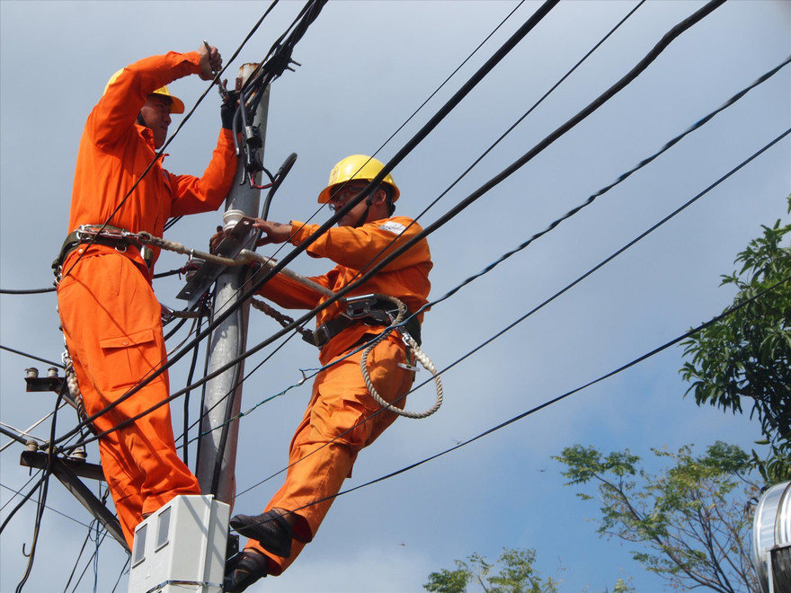 Cứ đến mùa nắng nóng, người dân lại “tá hỏa” vì tiền điện cao bất thường Ảnh: Giang Thanh