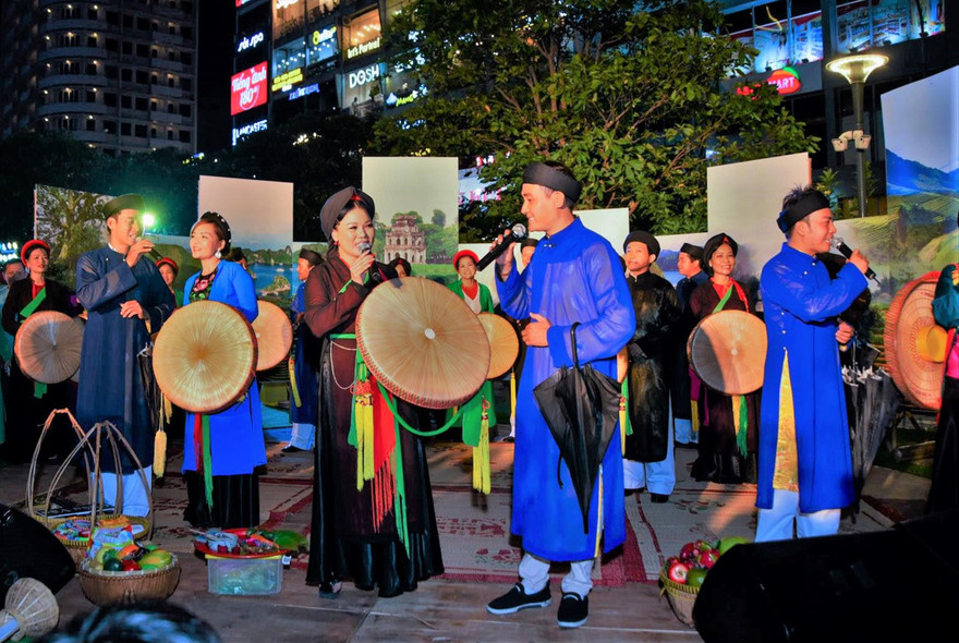Biểu diễn Quan họ đương đại “Người Ở, Người Về” trên đường Nguyễn Huệ (TP.HCM). Ảnh: Trần Nguyễn Anh